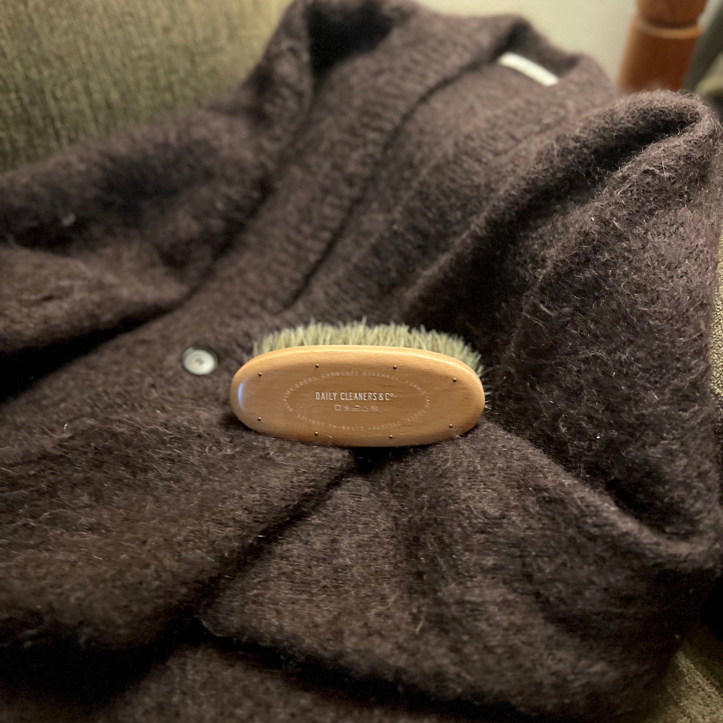 DAILY BRUSH / 衣類用ブラシ(静電気除去機能付)