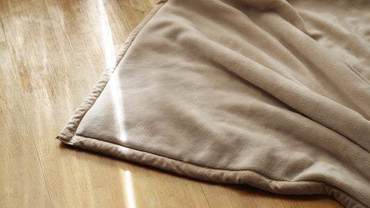 毛布を自宅で洗濯する方法とは？頻度や干し方などのポイントもご紹介します。